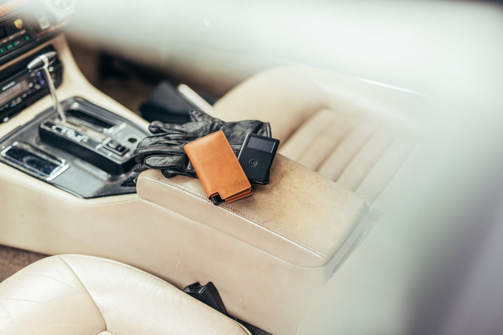 Ekster® cardholder and wallet for Our Blog-Tracker Card or AirTag? Pros and Cons of Different Trackers