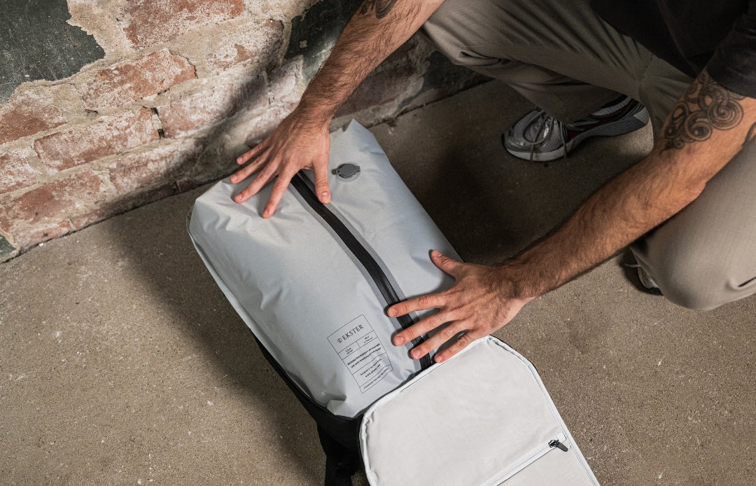 Travel vacuum bag by Ekster