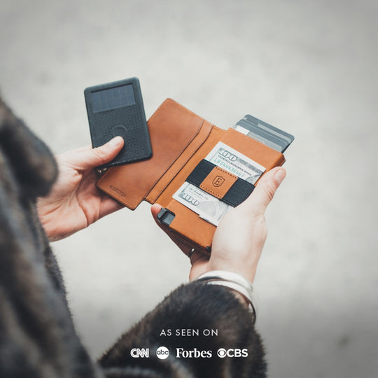 Ekster® products showcased - BRONZE_TRACKER_HER