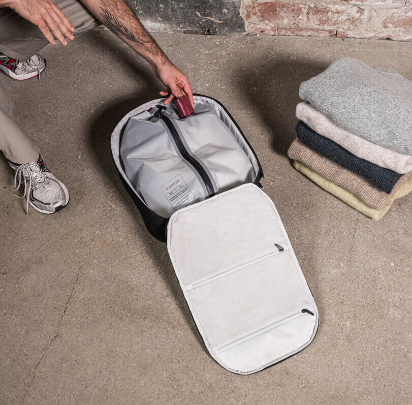 Vacuum compression bag with mini pump