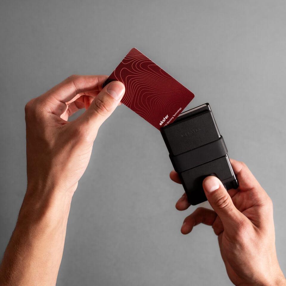 Ekster RFID Card with aluminum cardholder