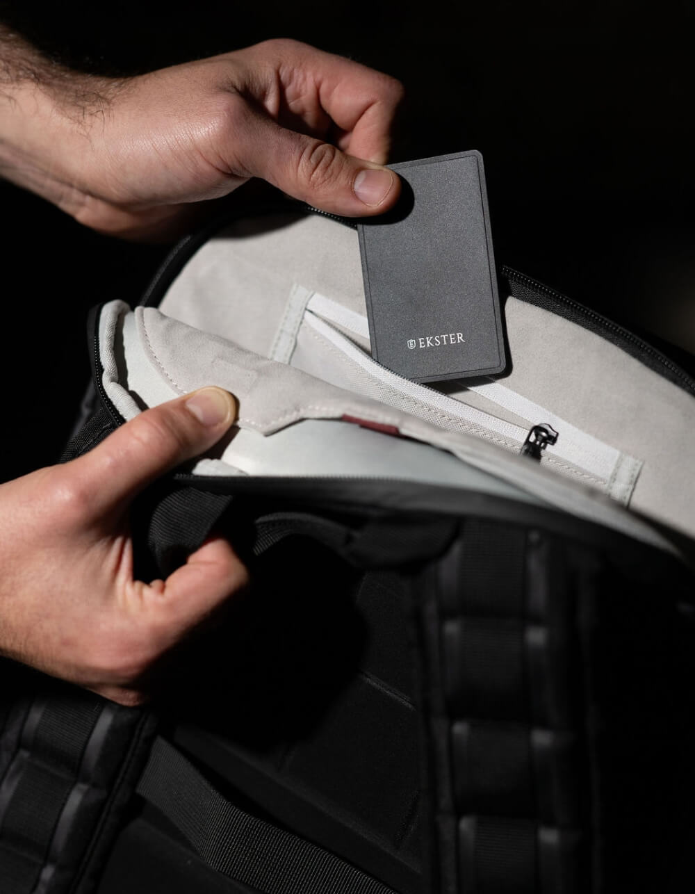 Luggage tracker card from Ekster