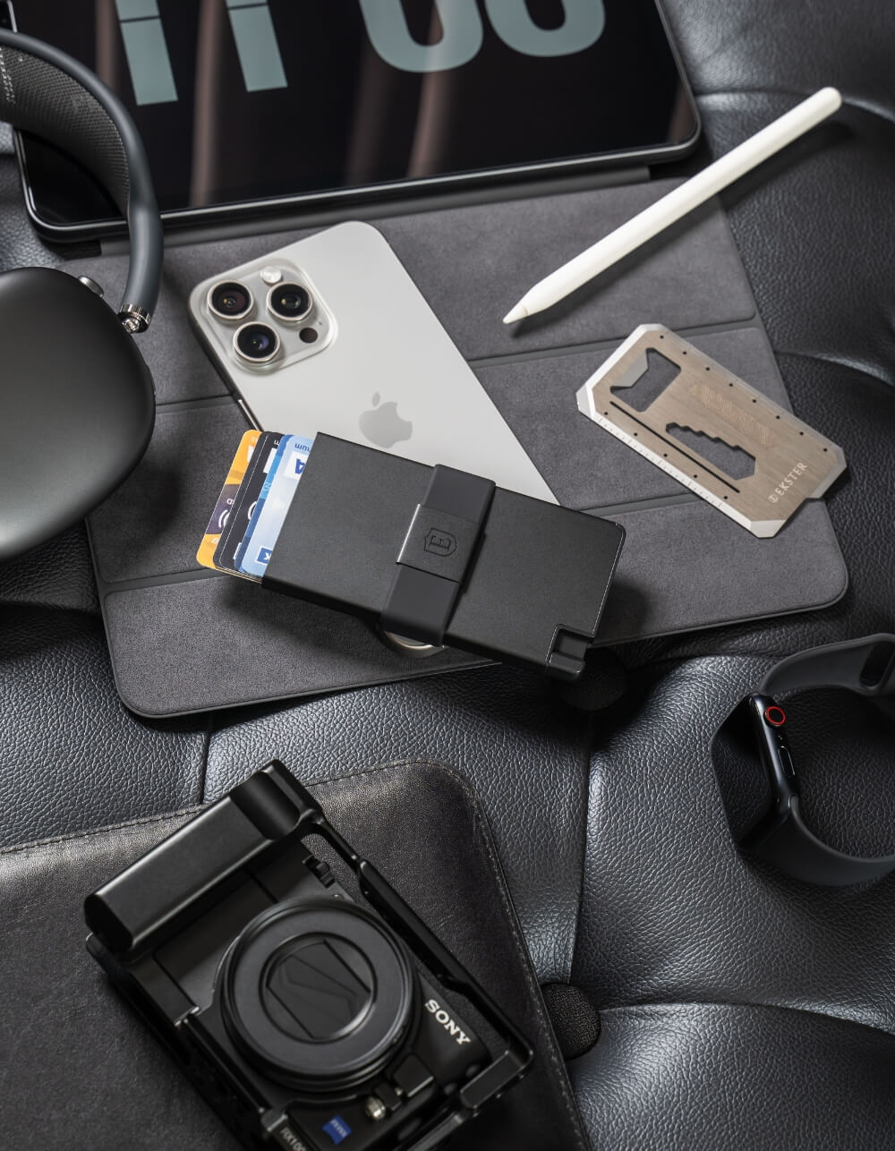 Metal wallet features