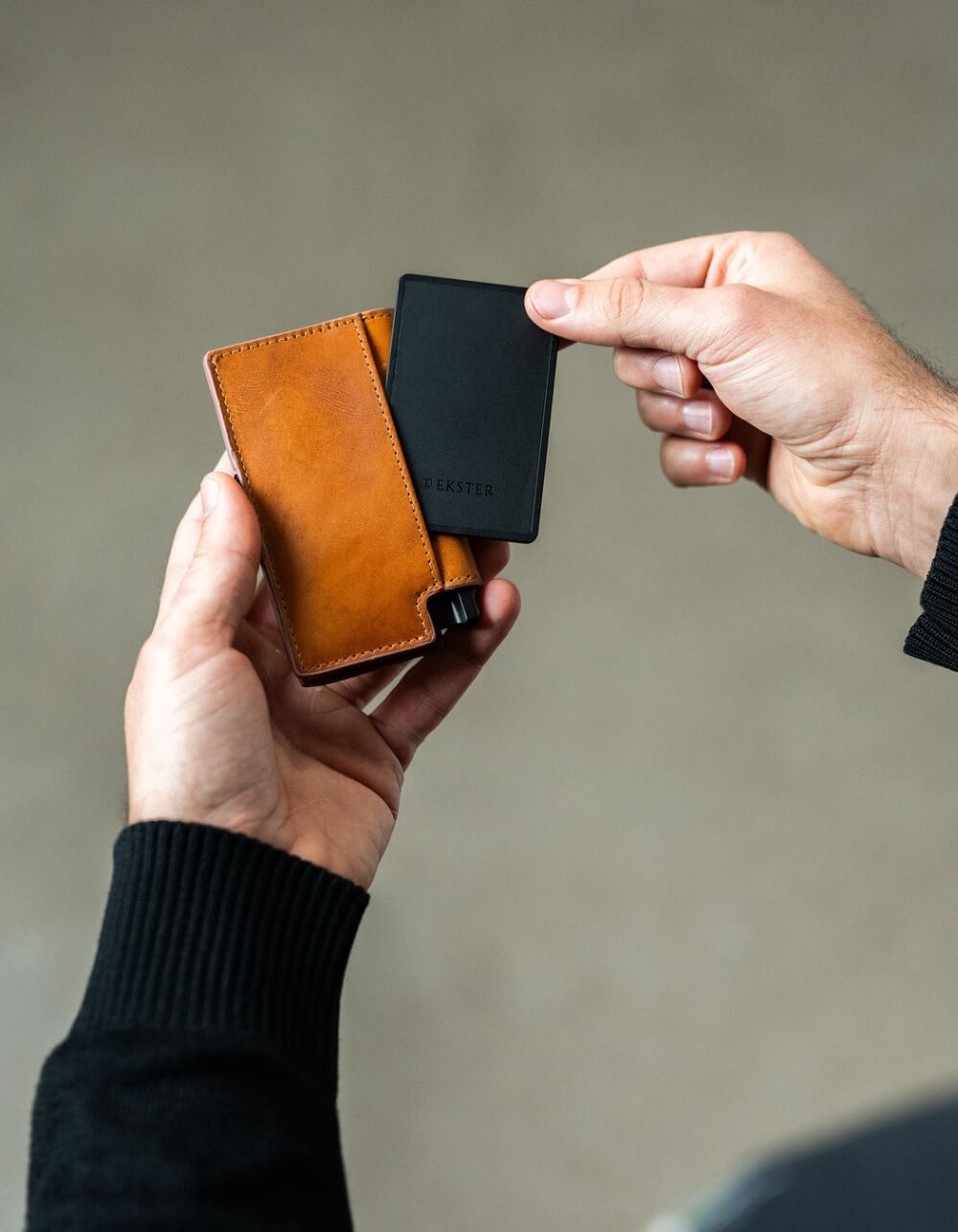 Long-range tracking device for wallet