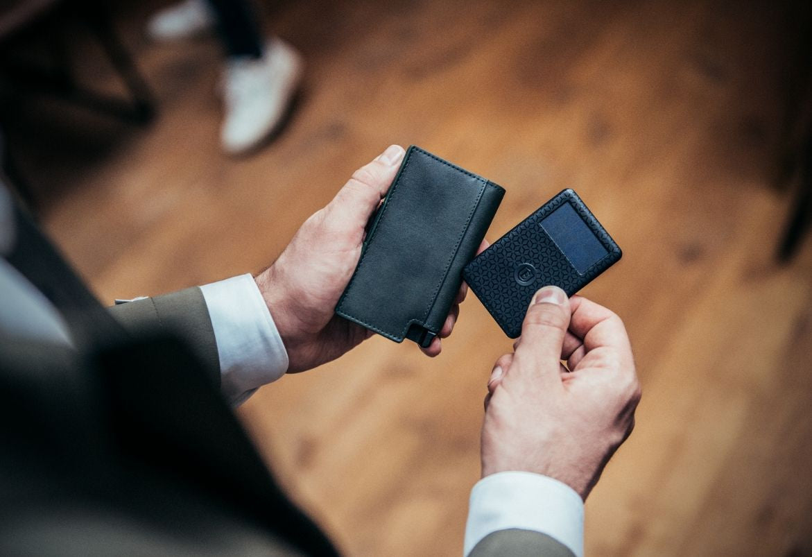 Ekster® cardholder and wallet for Our Blog-5 TIPS TO KEEP YOUR VALUABLES SAFE
