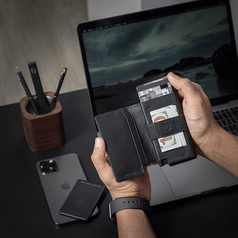 Ekster® products showcased - 4-Parliament-Wallet