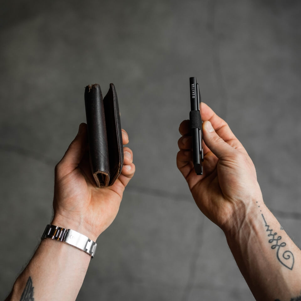Ekster compared to traditional wallet, slimmest smart wallet