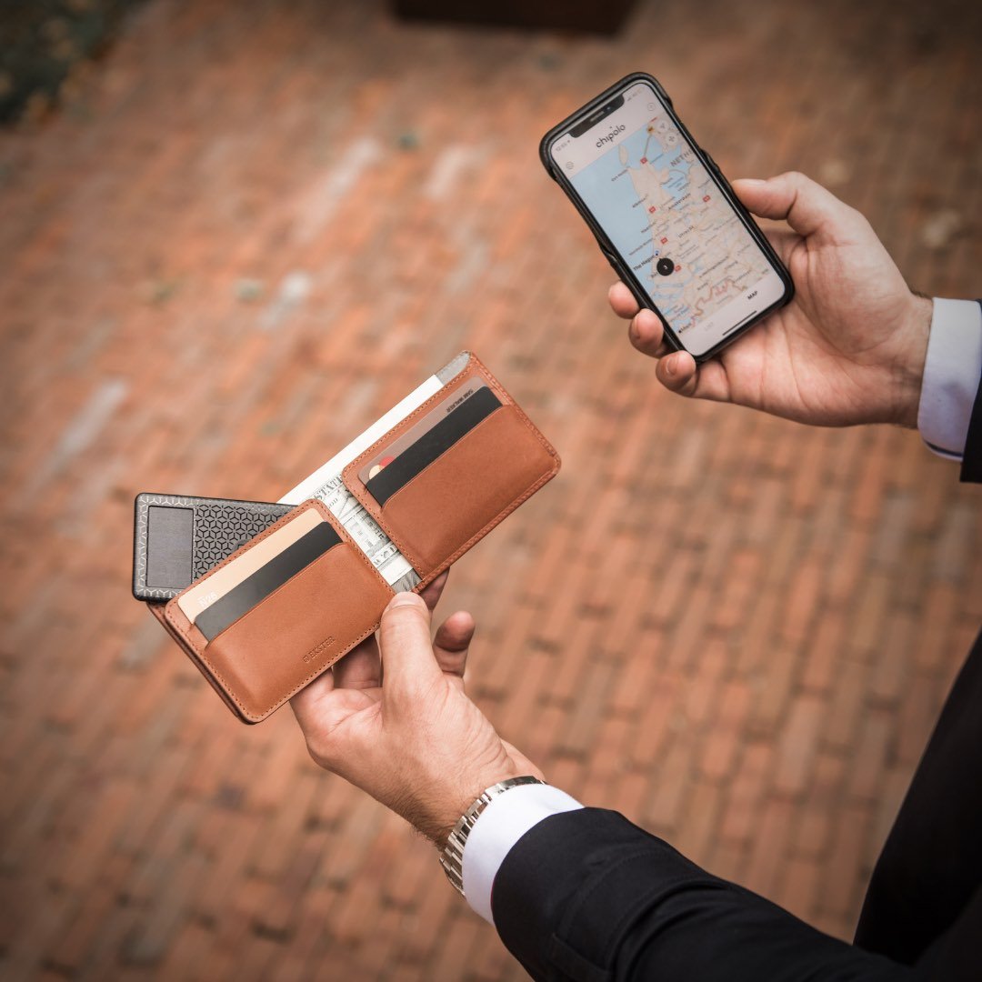 Trackable bifold wallet