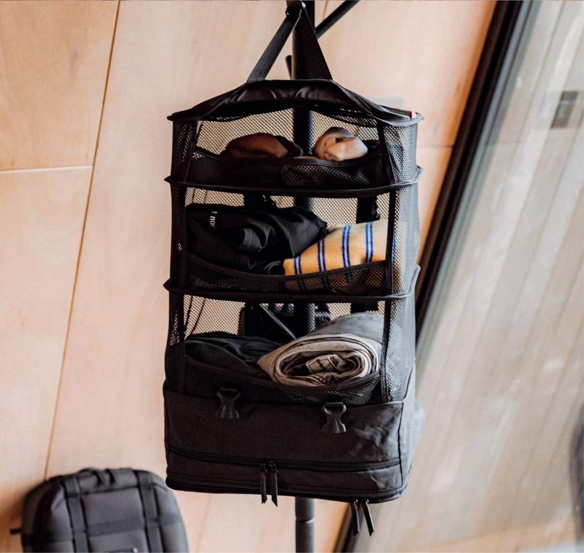 Garment bag that hangs
